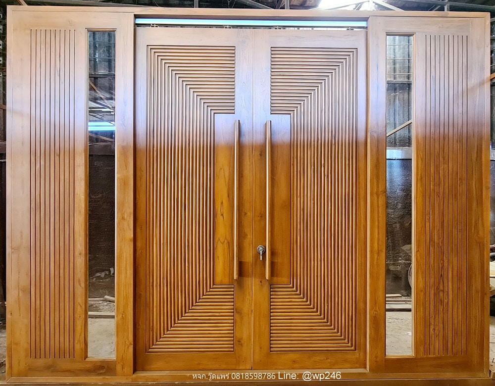 ประตูไม้หน้าบ้านกระจก