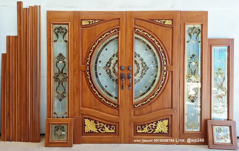 ประตูไม้หน้าบ้านบานเปิด