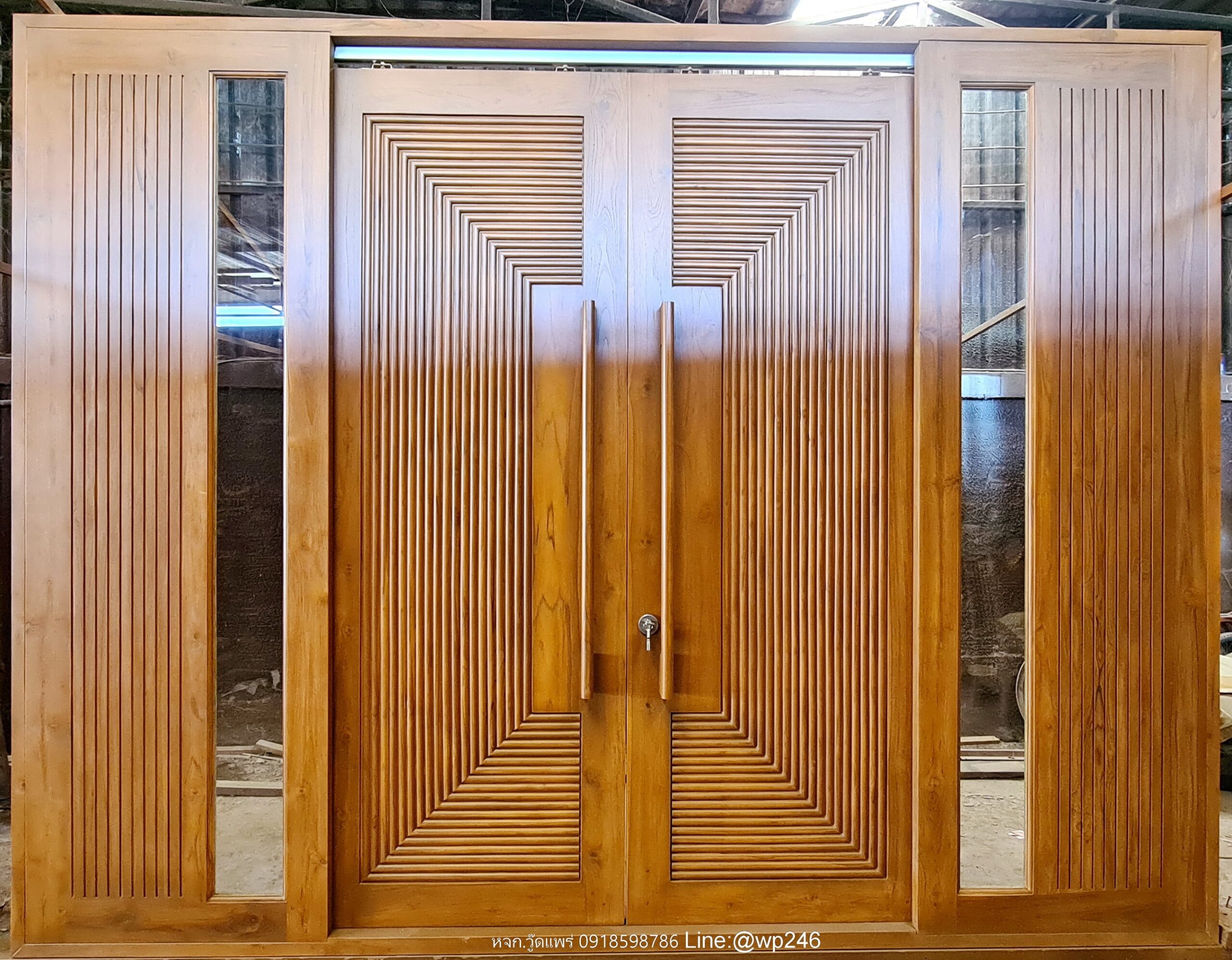 ประตูไม้หน้าบ้านกระจก