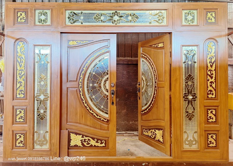 ประตูไม้หน้าบ้านบาพับชุดใหญ่ เปิดเข้าในบ้าน